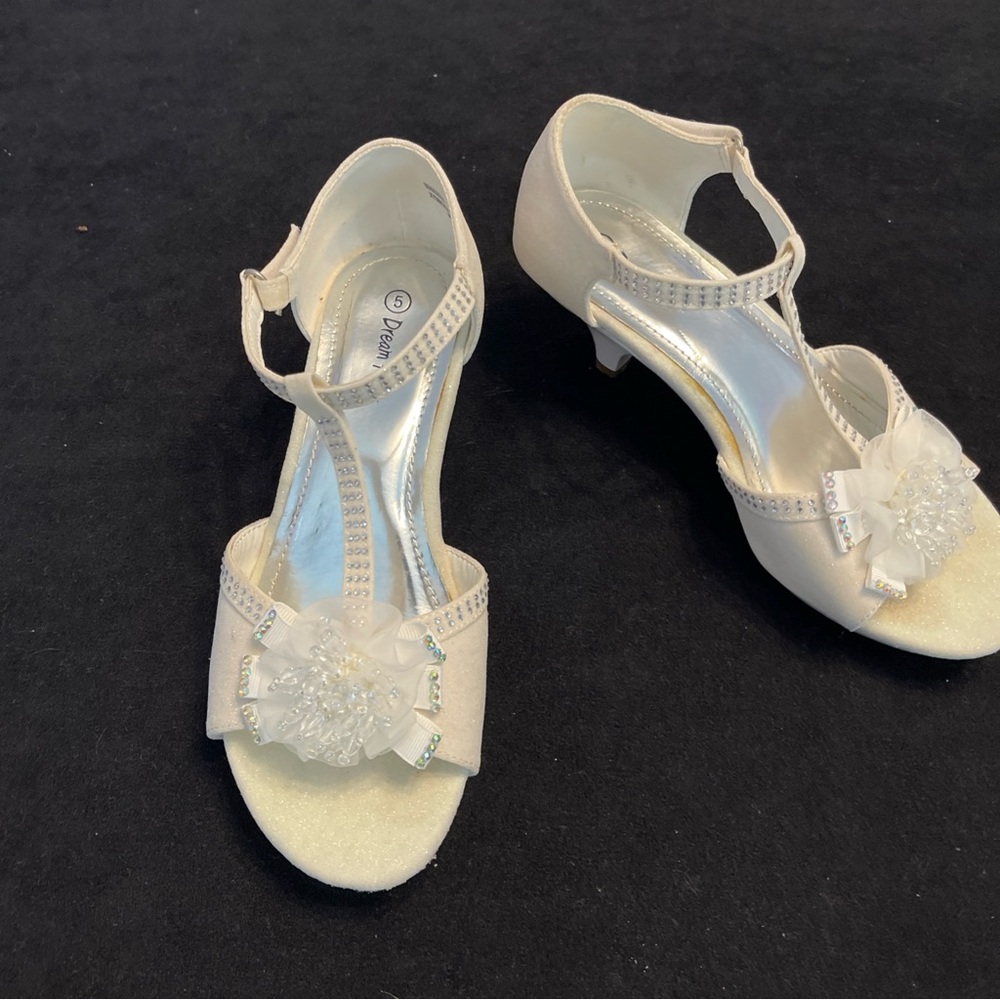 Dream Pairs Size 6 - Elegant White Heeled Sandals with Floral Accent